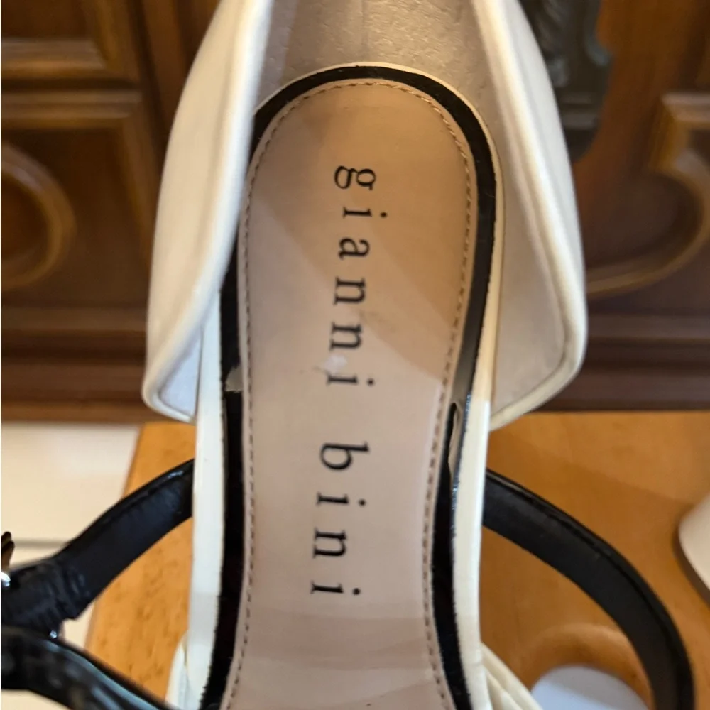 Giani Bernini Cream and Black‎ Platform Heels